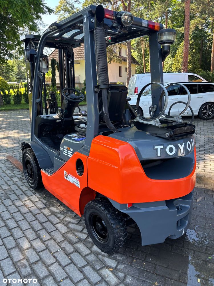 Toyota 8FGF25 diesel triplex KABINA 2022r 58500netto 4 sekcje - 7