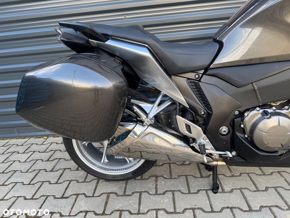 Honda VFR - 13