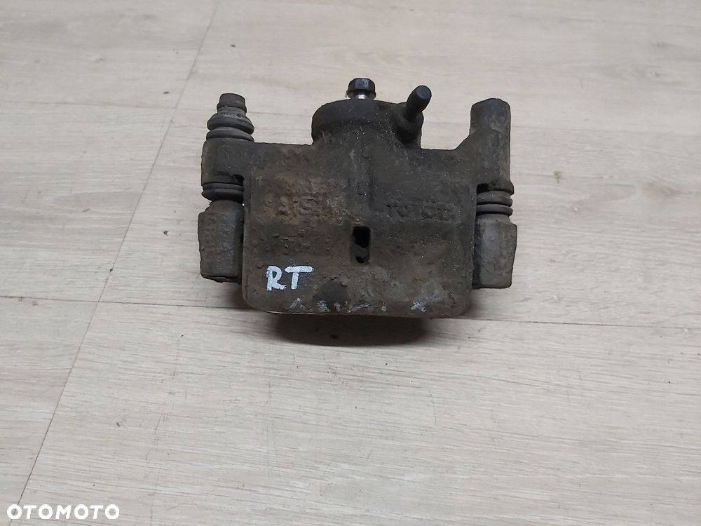 Toyota Avensis T22 zacisk jarzmo prawy tył - 11