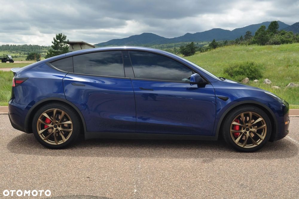 Tesla Model Y - 4