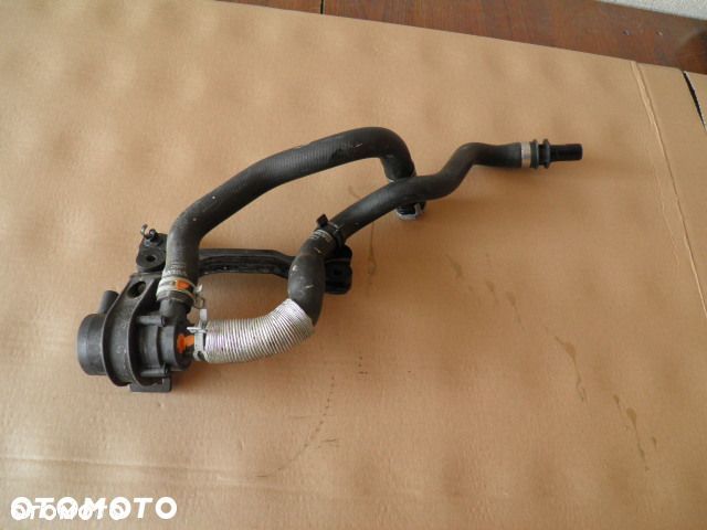 POMPKA OBIEGU WODY VOLVO V40 XC40 2014r - 1