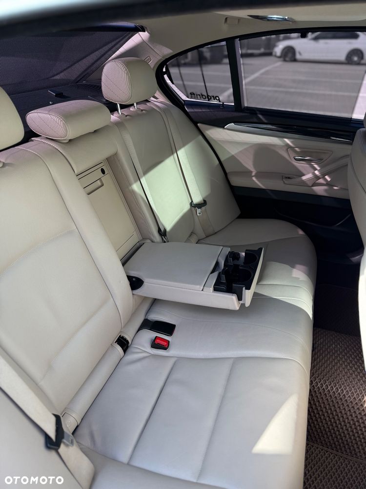 BMW Seria 5 525d xDrive - 15