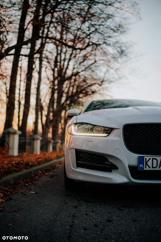 Jaguar XE 2.0 D AWD R-Sport - 4