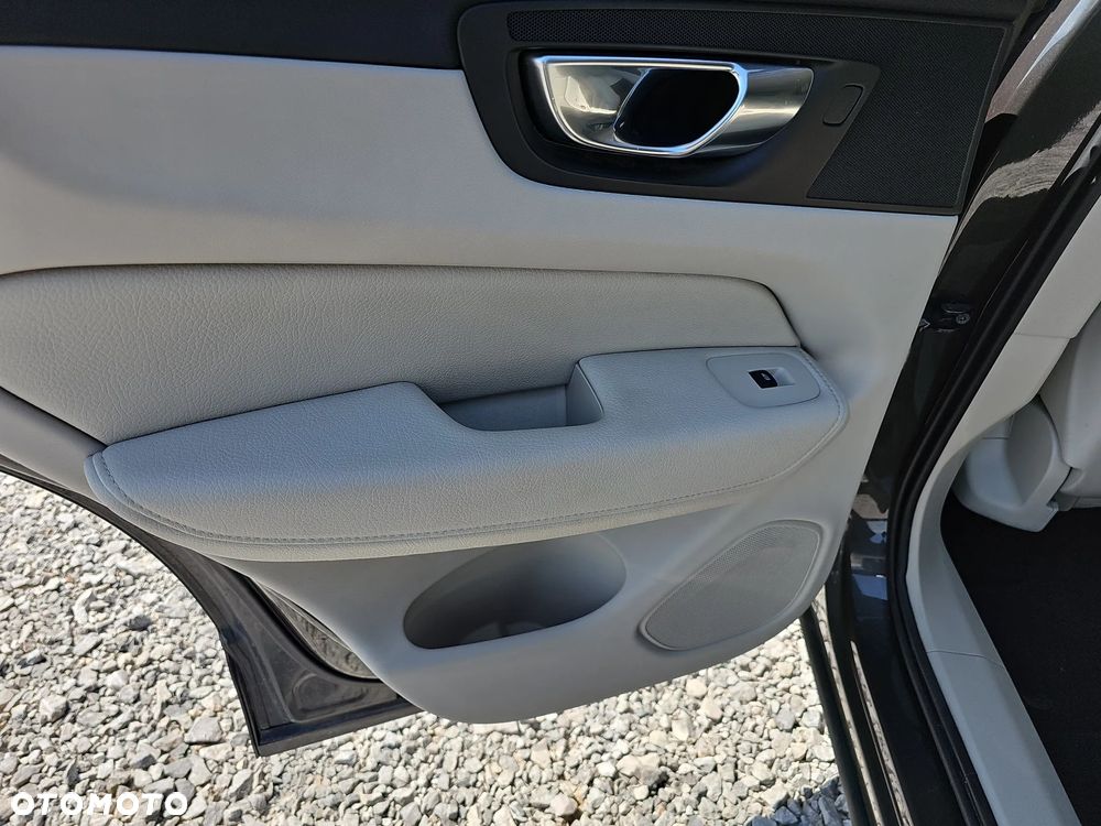 Volvo XC 60 B4 D Plus Bright - 25