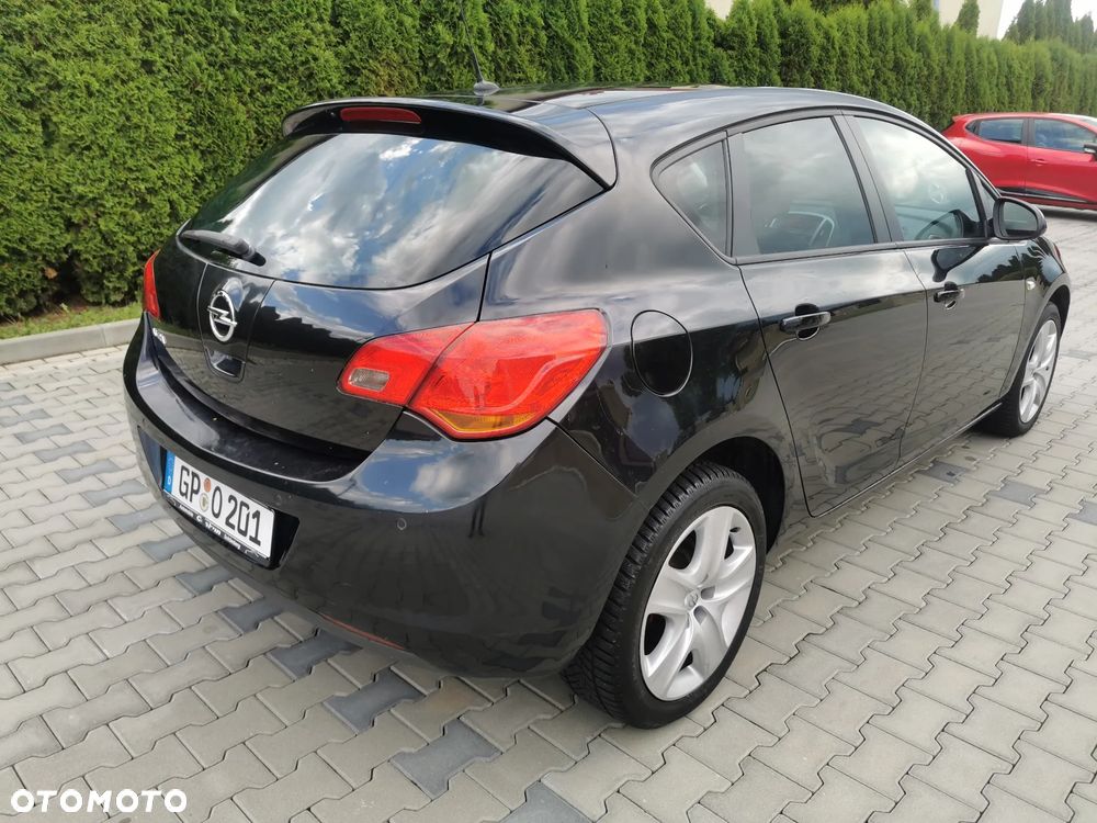 Opel Astra 2011 photo 4