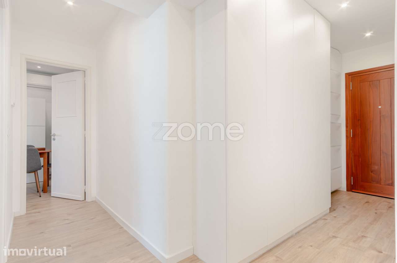 Apartamento T2 Totalmente Remodelado Junto Hospital da Cruz Vermelha - Grande imagem: 2/25