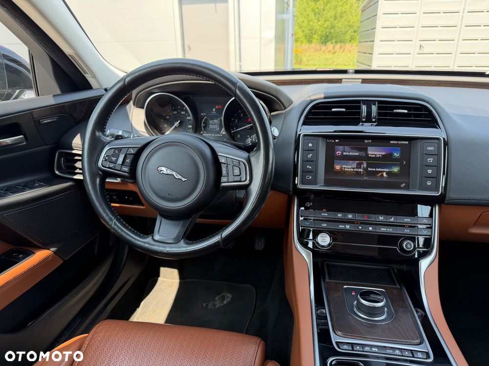 Jaguar XE 2.0 T Portfolio - 37