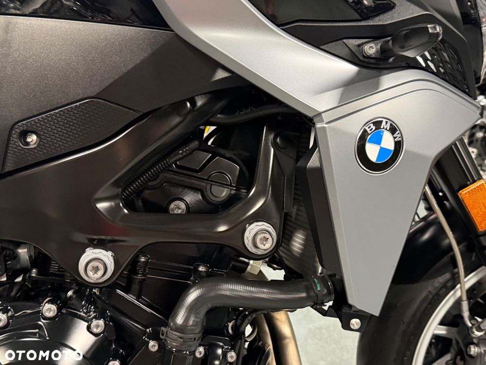 BMW F - 17