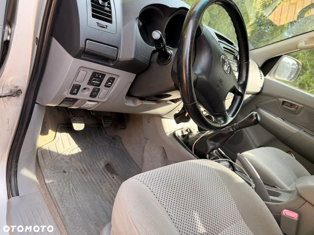 Toyota Hilux 2.5 D-4D SR5 - 16