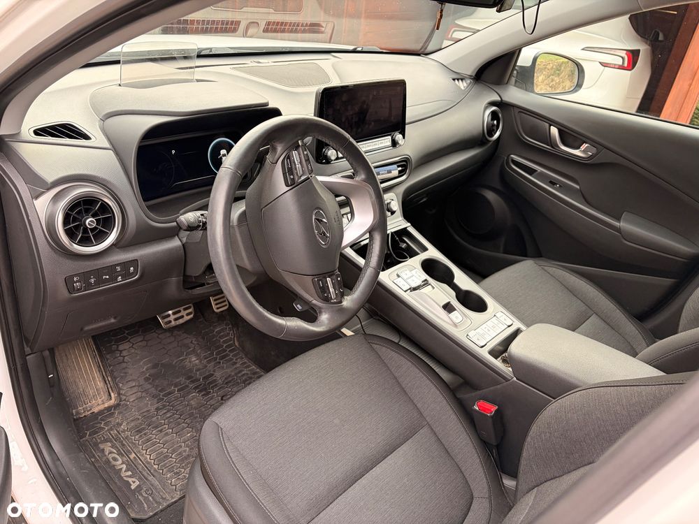 Hyundai Kona 64kWh Executive - 7