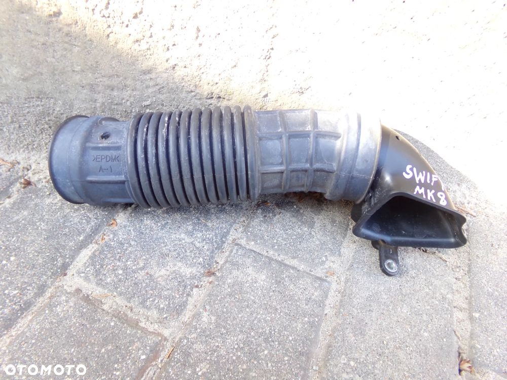 Przewód rura powietrza Suzuki Swift MK8  13765-52R4