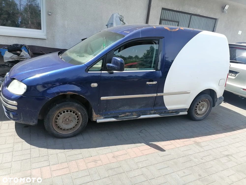 Volkswagen Caddy III (03-10r.) 1.9D 104KM. Silnik BJB Skrzynia GQR lakier LD5Q  D5Q.Cały na części.GWARANCJA !!! Przód Tył Zestaw Komplet Drzwi Klapa Zderzak Błotnik Maska Grill Atrapa Szyba Pas Lampa Lusterko Boczki Fotel Kanapa Kokpit Deska Rozdzielcza Przełącznik Włącznik Sterownik Przewody Wiązka Instalacja Moduł Komputer Czujnik Listwa Pompa Alternator Wtryski Głowica Rozrusznik Kompresor Sprzęgło Dwumas Silnik Skrzynia ABS Klimatyzacji Paliwa Wspomagania Kolektor Turbina Przepustnica Zawór Chłodnica Koło Hak Belka Sanki Zawieszenie Mcpherson Półoś Amortyzator Wydech Tłumik Zacisk Most - 3