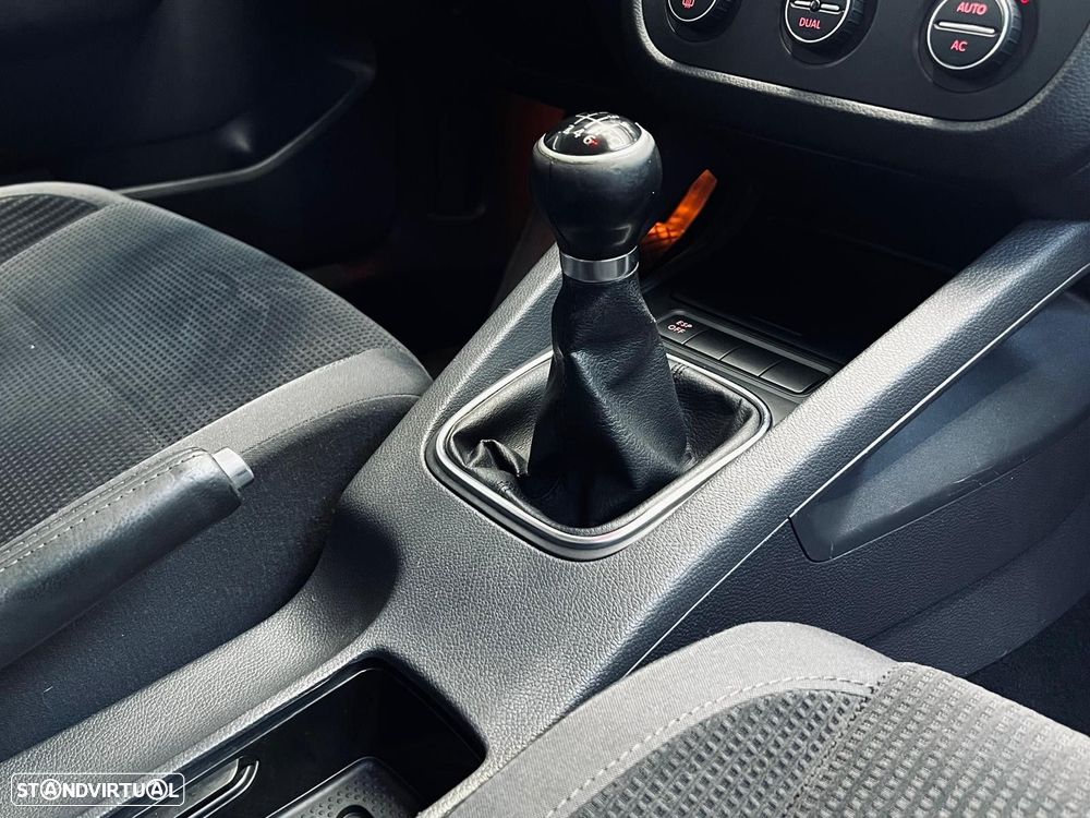 VW Jetta 2.0 TDI Highline - 26