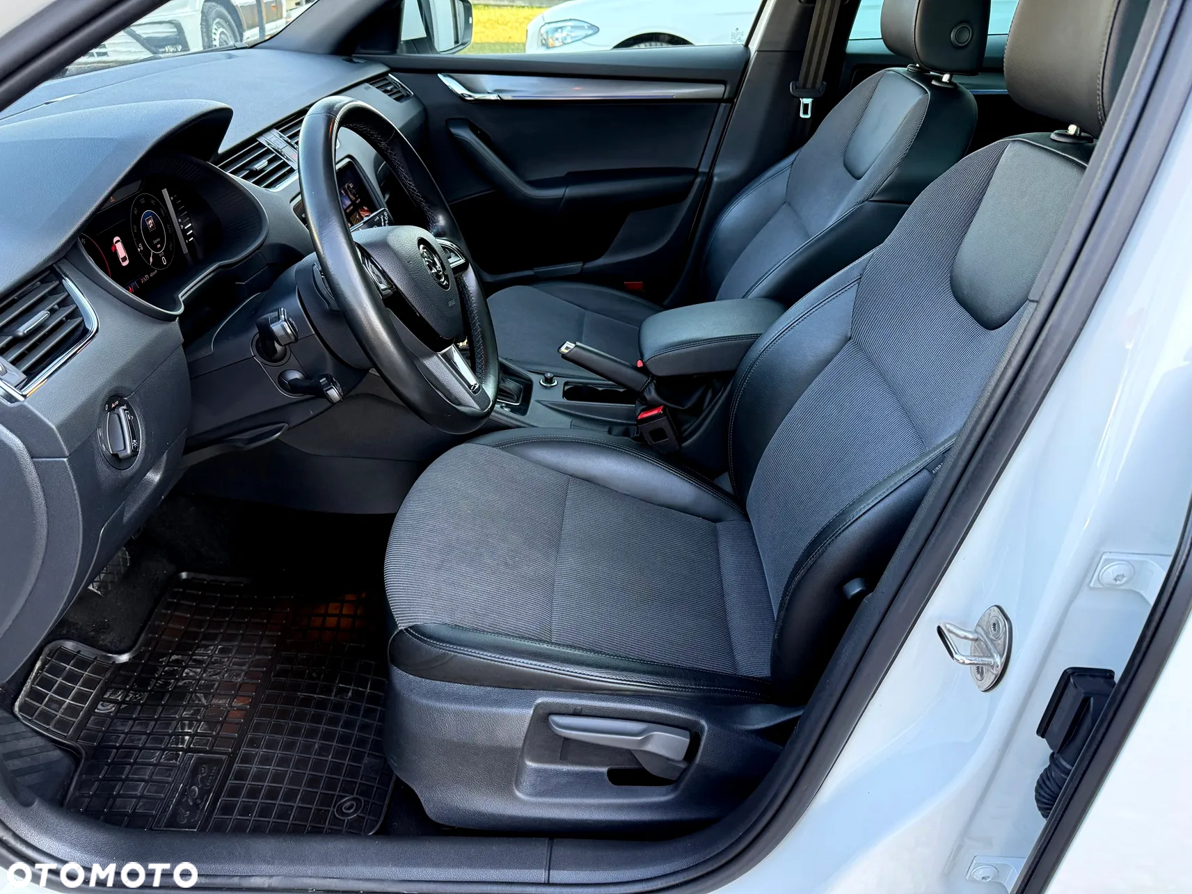 Skoda Octavia Combi 2.0 TDI DSG Style - 22