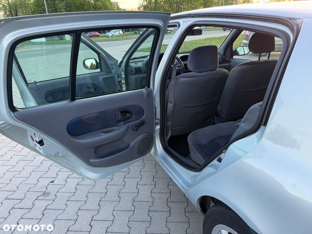 Renault Clio 1.4i RT - 17