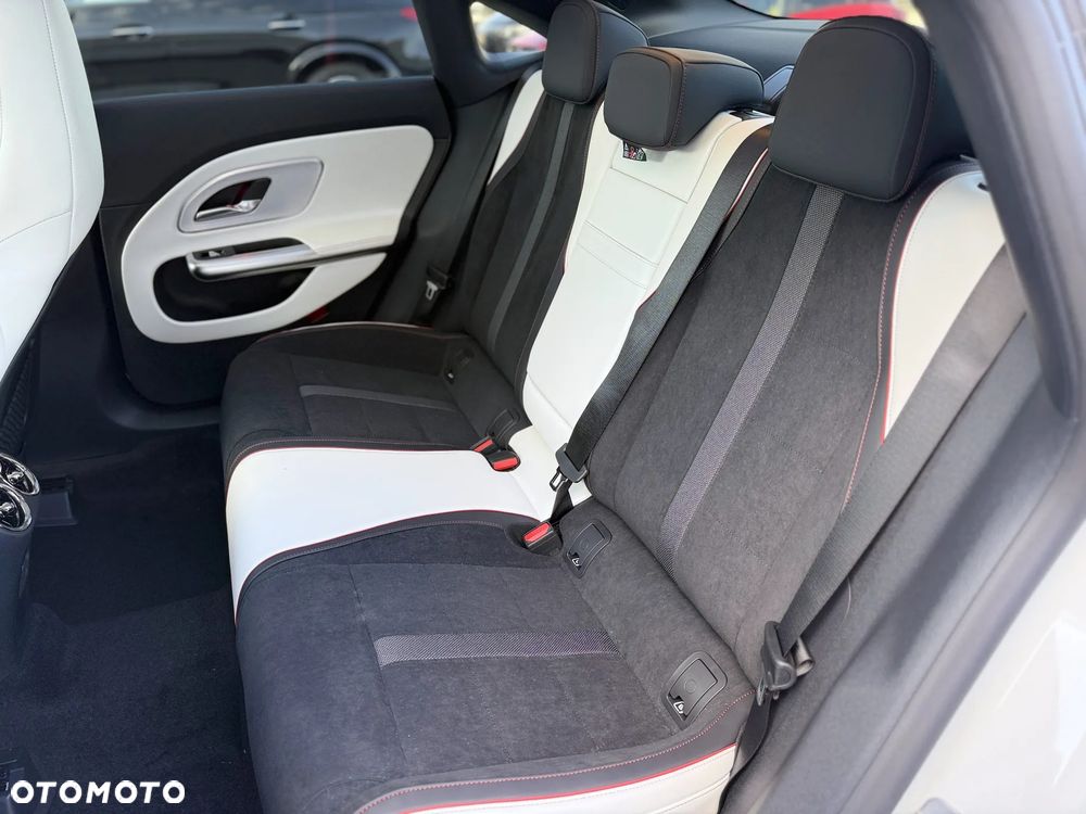 Mercedes-Benz CLA 200 - 32
