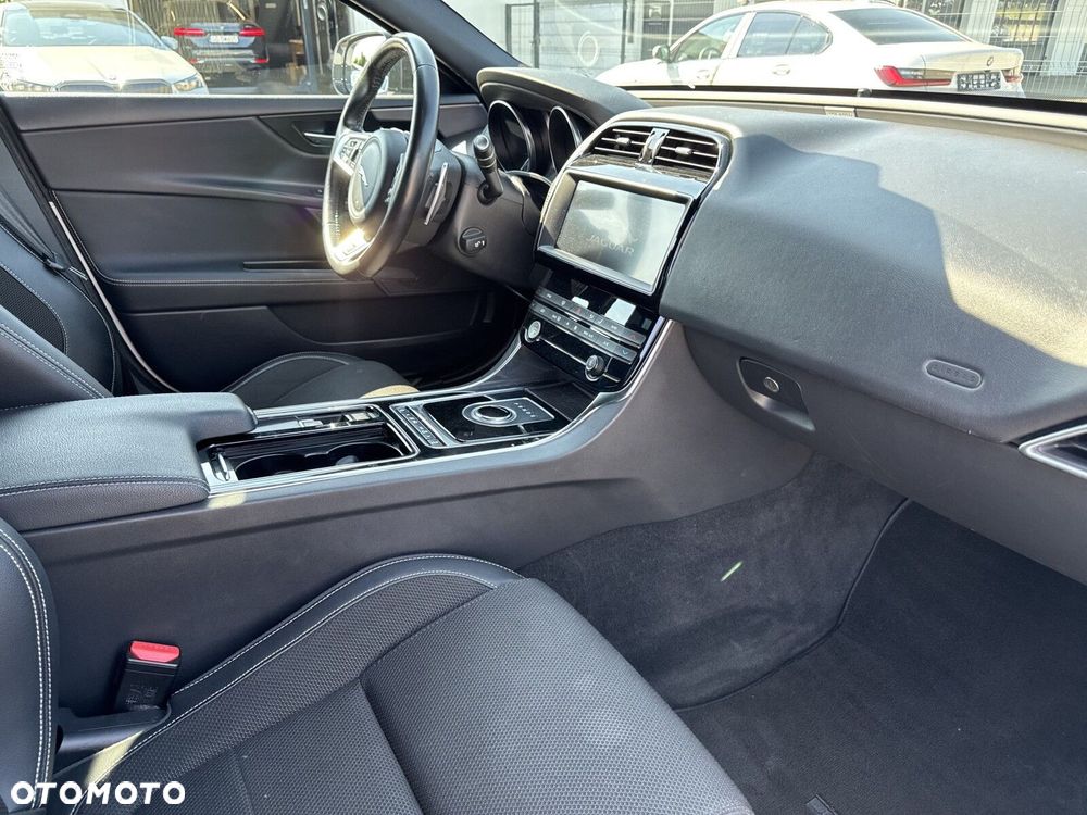 Jaguar XE - 23