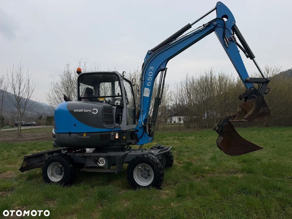 Wacker Neuson 6503 Koparka Kołowa 7ton. Nowe Podwójne Opony z felgami dodatkowe! Niski Przebieg. Maszyna w Bardzo ładnym Stanie. Pochodzi z Komuny Norweskiej. Silnik YANMAR 65KM. Zero luzów wycieków 2 łyżki Okazja. Maszyna pracowała sporadycznie przy lekkich pracach publicznych. Zero zużycia. Dekra 2026r Dokumentacja. Stabilizatory. Zamki na tłokach. 3 sekcje Hydrauliczne. Szybka wolna Jazda. Silnik YANMAR - 4