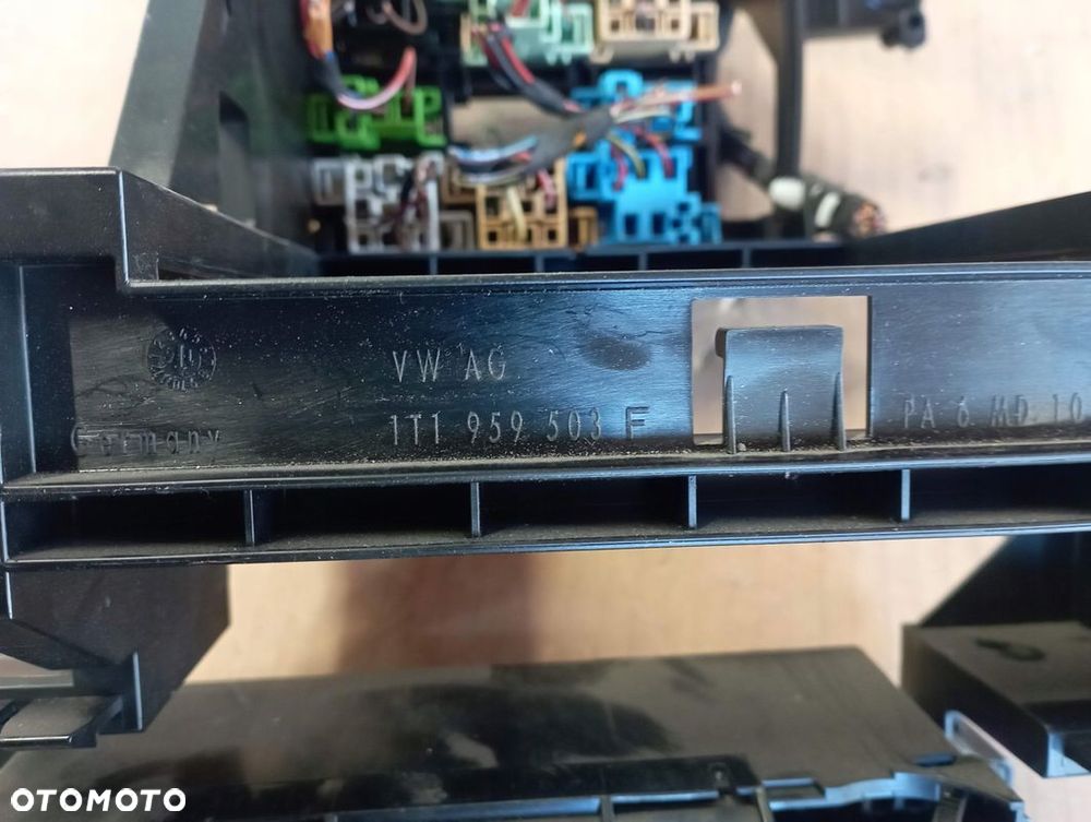 VW CADDY III 3 SKRZYNKA BEZPIECZNIKÓW 1T1959503F - 4