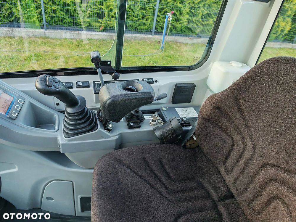 Takeuchi TB225 - 18