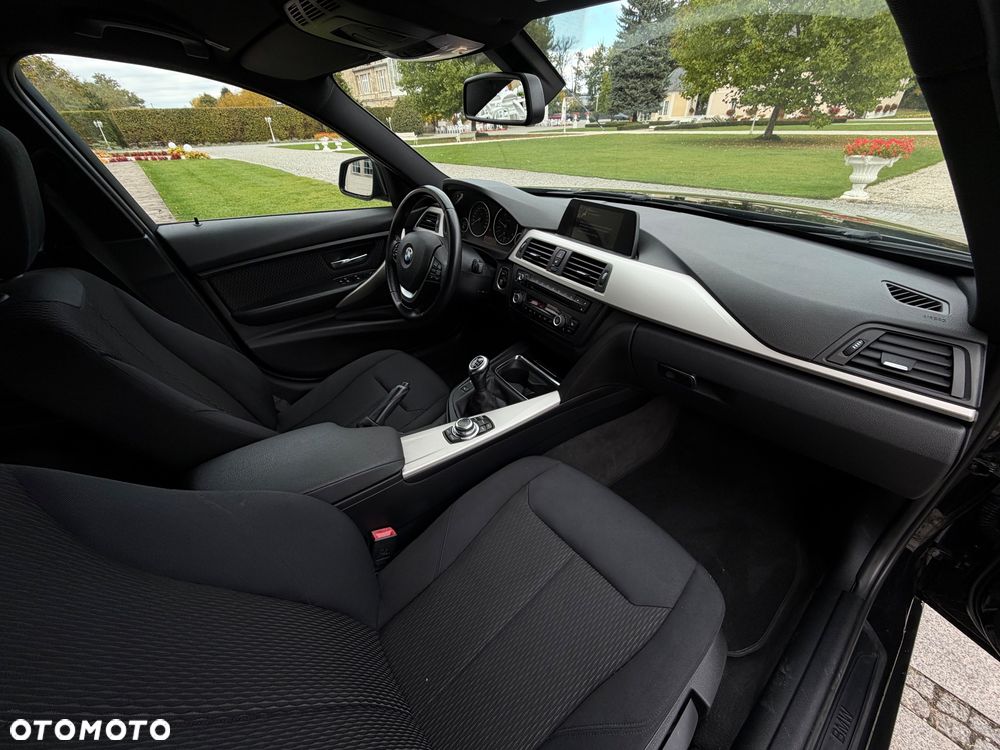 2015 BMW Seria 3 318d Advantage, photograph 12