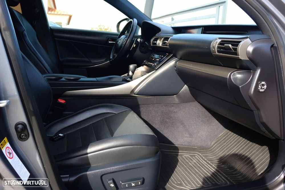 Lexus IS 300H F Sport - 46