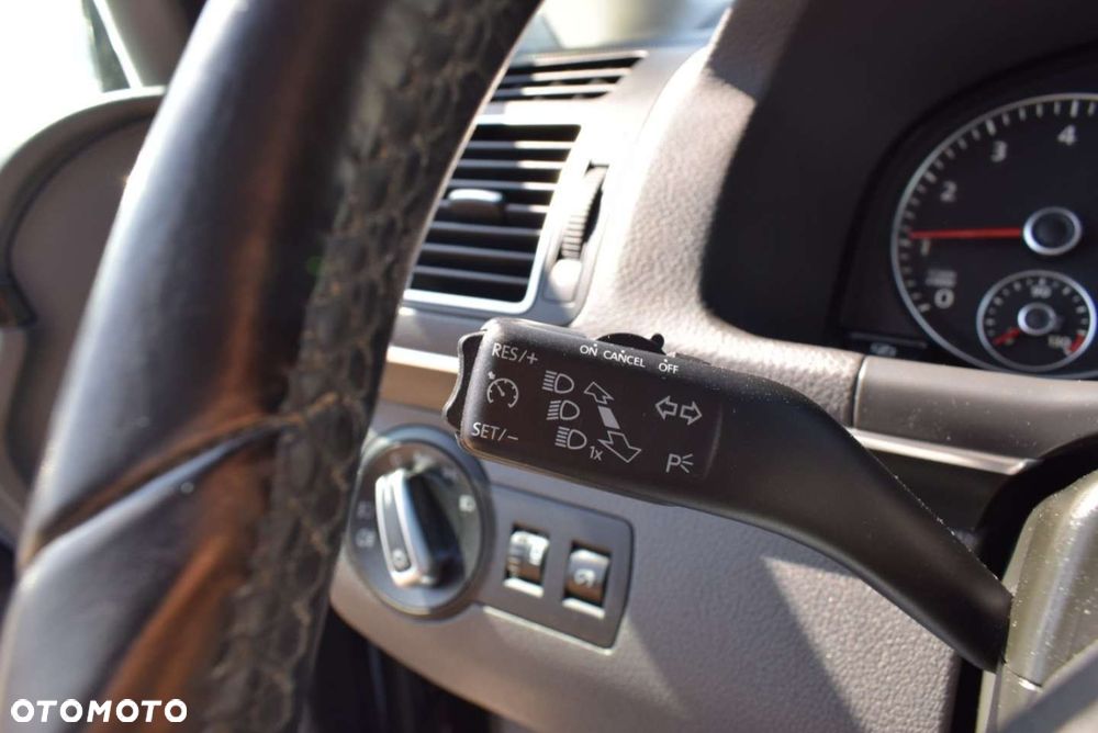 Volkswagen Touran - 27