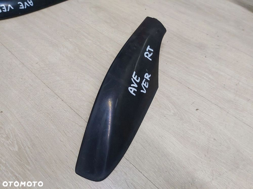 Avensis Verso 01-06r zaślepka relingu prawy tył - 2