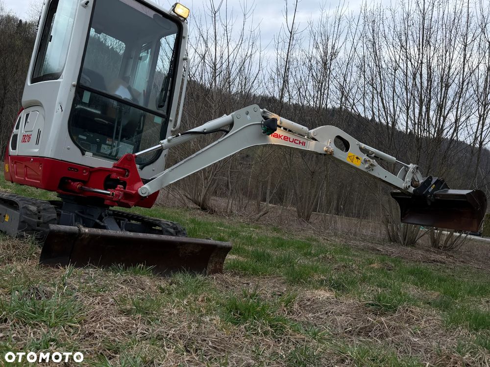 Takeuchi TB216  Koparka Gąsienicowa 2 tony. Długie ramie plus! Zaledwie 1000 mtg. DEKRA aktualna do 2026r. Rozsuwane Hydr. podwozie! Z Gospodarstwa Norweskiego! Zero luzów i wycieków. Maszyna jak Nowa z Salonu! 2017rok. Pełna Dokumentacja. Gąsienice bez zużycia! Łyżka Skarpowa! Szybkozłącze! Szybka wolna jazda. Radio Usb nagłośnienie. Po serwisach. Okazja Wyjscia Hydrauliczne. Silnik Yanmar 3cyl. skrętne ramię! - 37