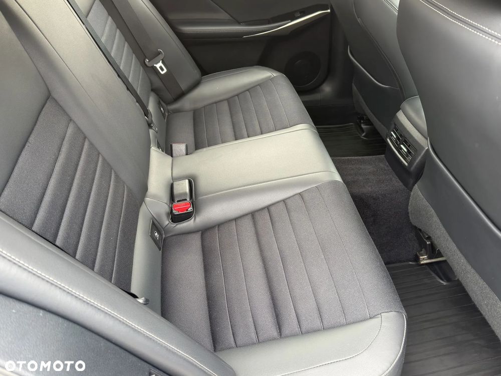 Lexus IS 300h Elite EU6 - 11
