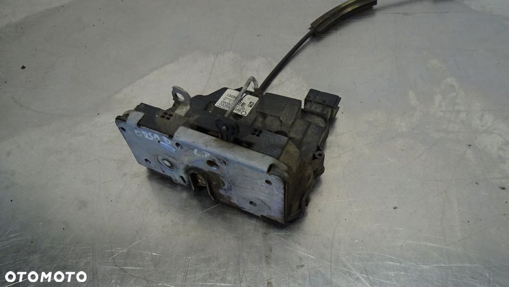 ZAMEK LEWY PRZÓD DRZWI OPEL CORSA D 1.3CDTI 13258271 - 2