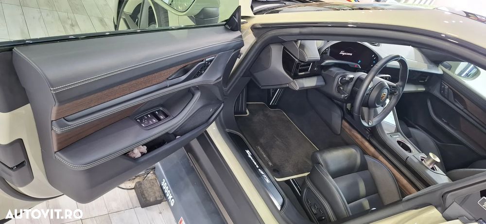 Porsche Taycan GTS - 14