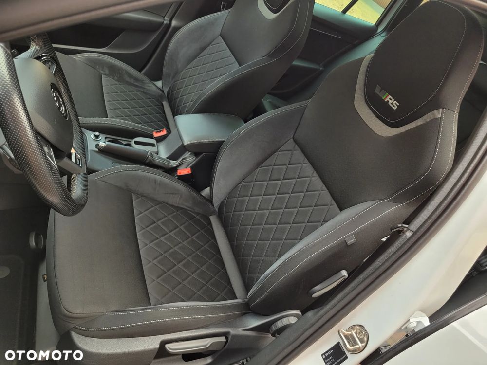 Skoda Octavia Combi 2.0 TDI DSG RS - 17