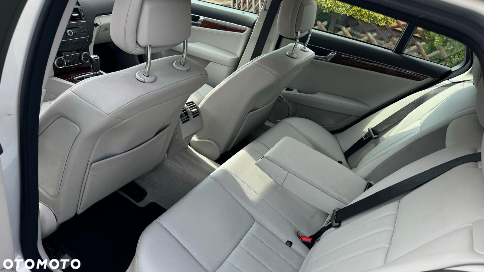 Mercedes-Benz Klasa C 180 T Kompressor BlueEFFICIENCY Avantgarde - 13