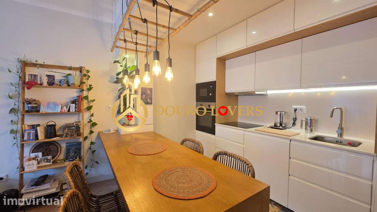 T2 Totalmente Renovado e Mobilado com Garagem | Marquês, Porto - Grande imagem: 2/52