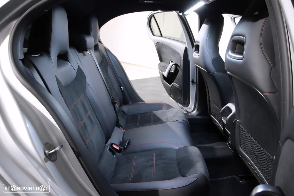 Mercedes-Benz A 250 e AMG Line - 13