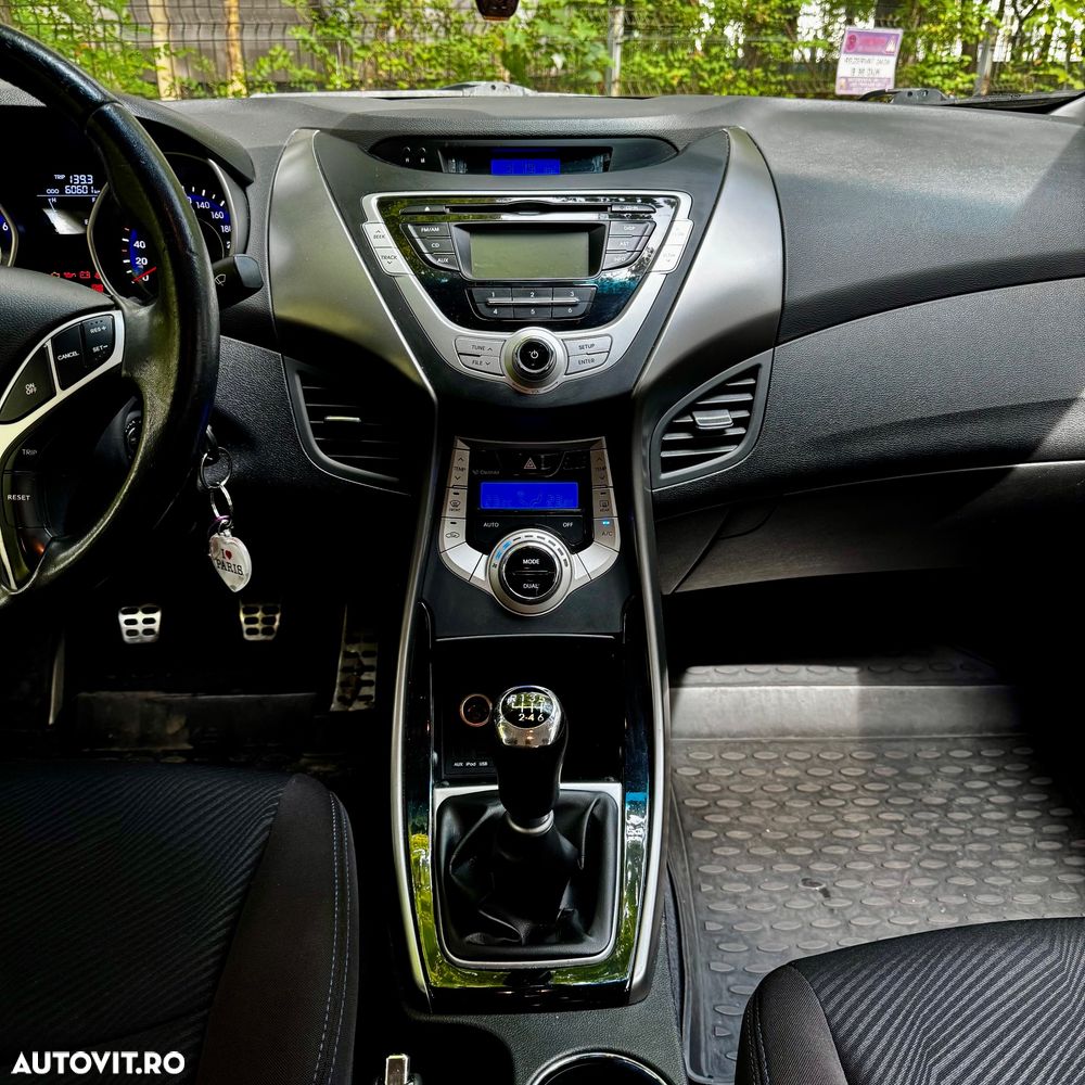 Hyundai Elantra - 11