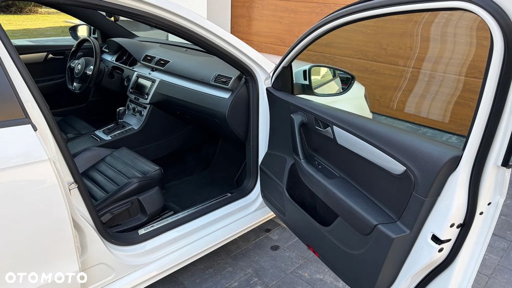 Volkswagen Passat 2.0 TDI DSG BlueMotion Technology R-Line - 15