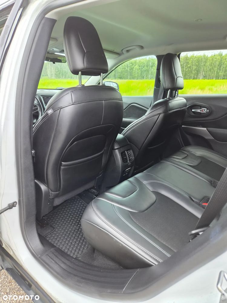 Jeep Cherokee - 16