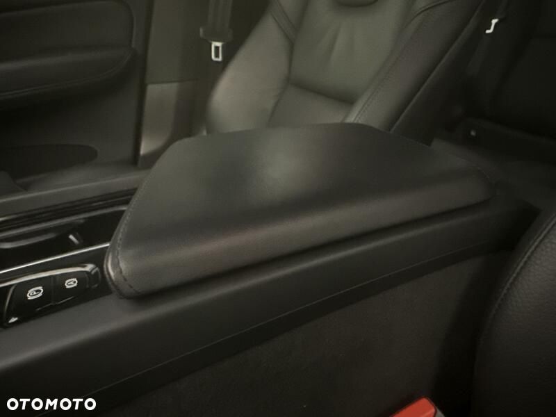 Volvo XC 60 B4 D AWD Plus Dark - 20