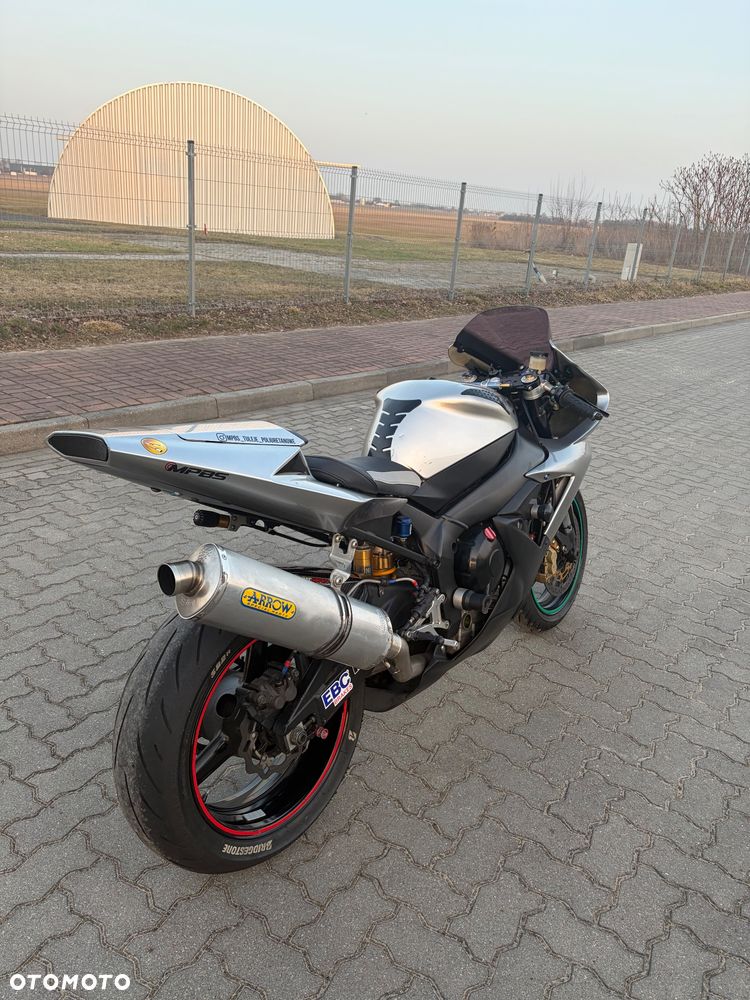 Yamaha R1 - 3
