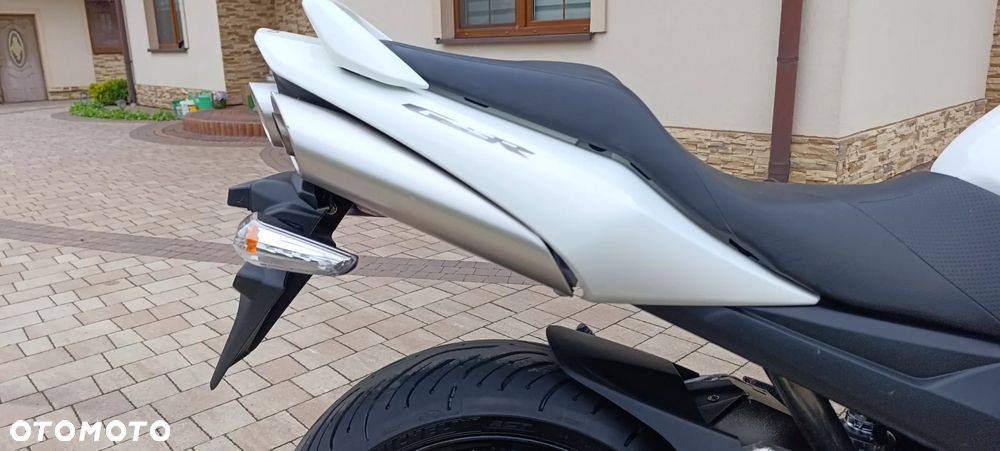 Suzuki GSR - 23