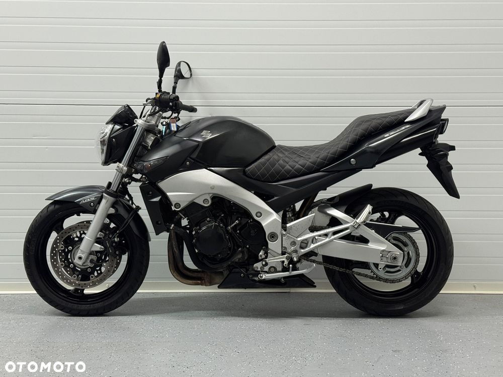 Suzuki GSR - 13