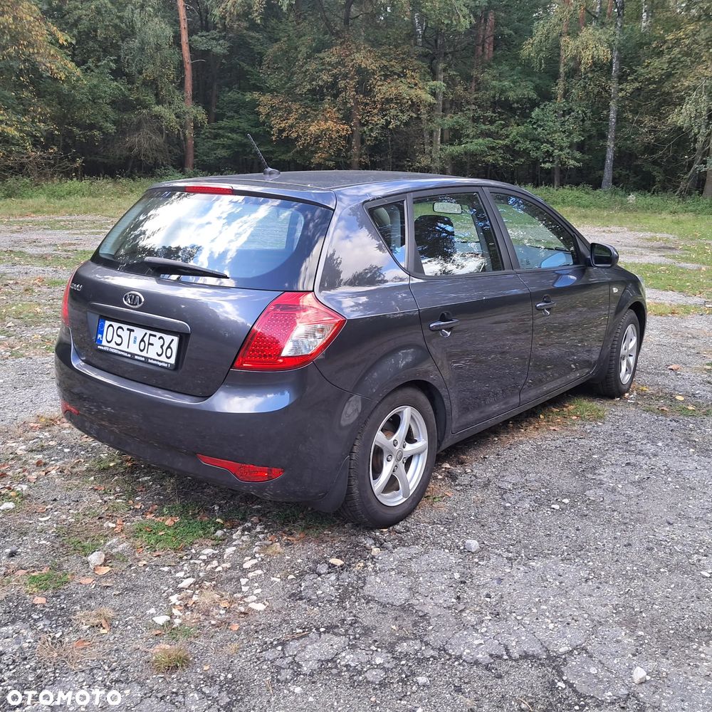 Kia Ceed 2010 photo 3