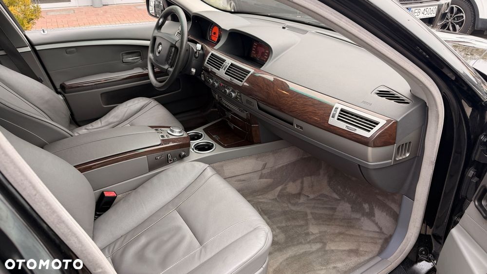 BMW Seria 7 740i - 8