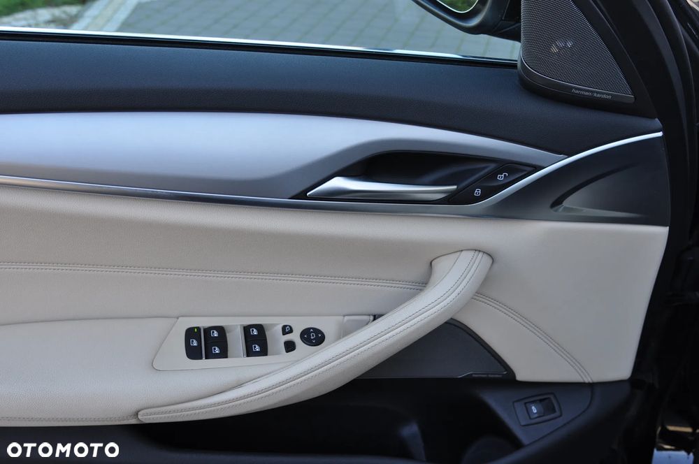 BMW Seria 5 520d xDrive - 14