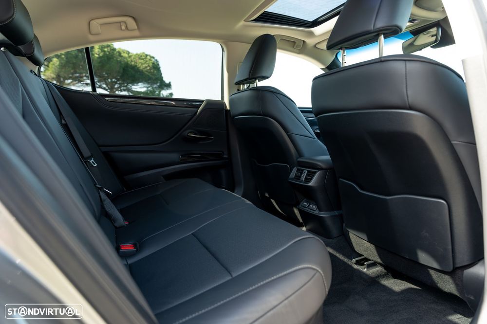 Lexus ES 300h Sport - 8