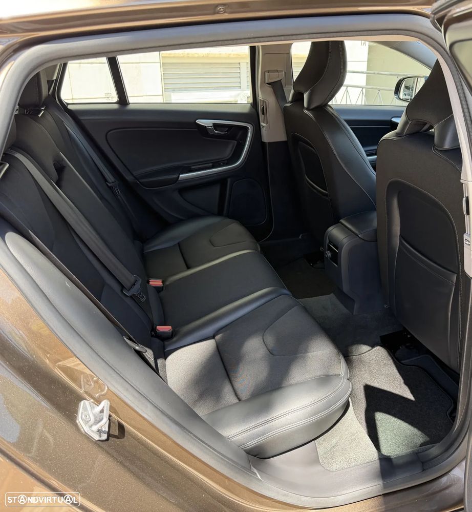 Volvo V60 2.0 D3 Momentum Geartronic - 17