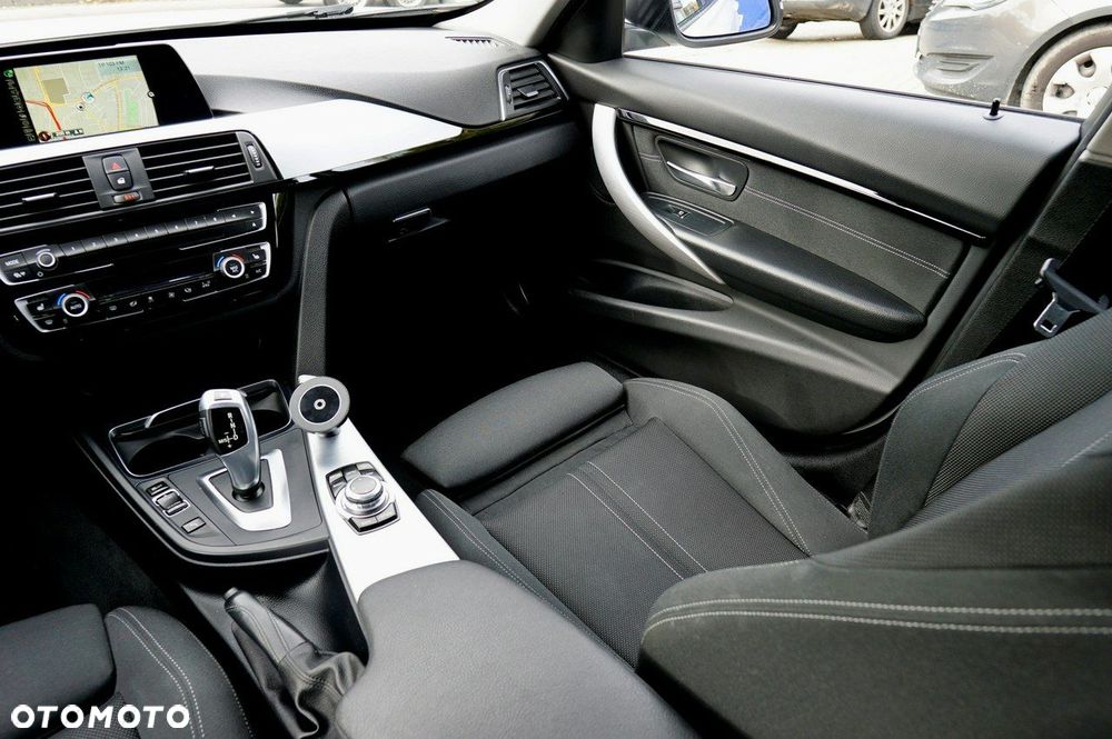 BMW Seria 3 318i Sport Line - 12