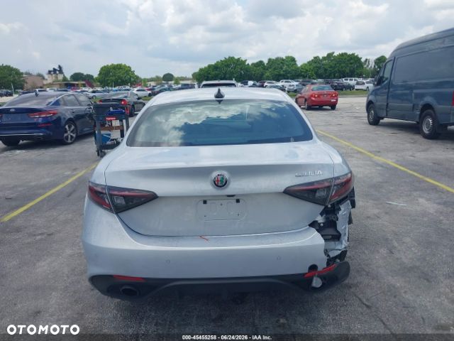 Alfa Romeo Giulia - 10